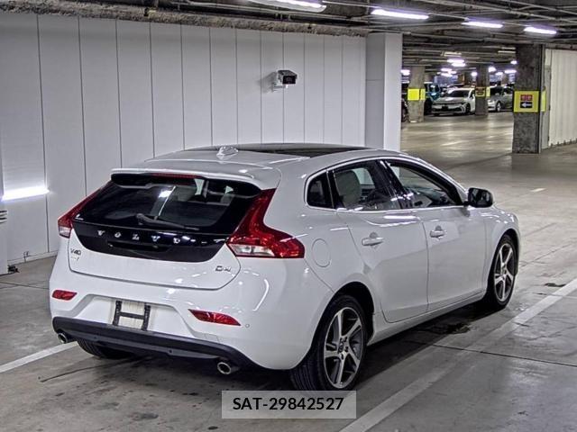 Volvo V40 2016-02 8545876-4