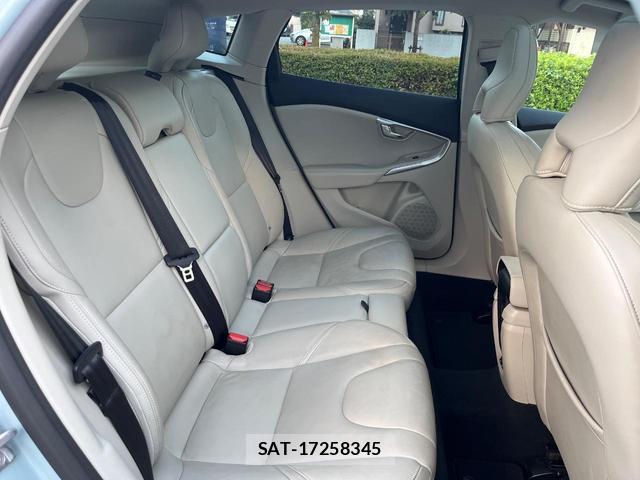 Volvo V40 2019-08 8547015-13