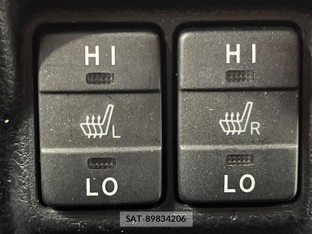 Toyota VOXY 2017-10 8546002-6