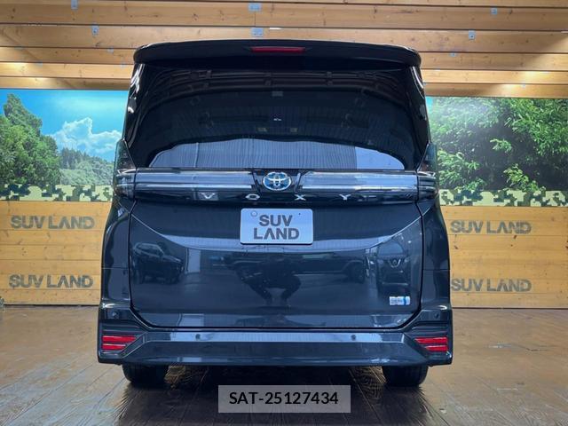Toyota VOXY 2023-08 8546363-14