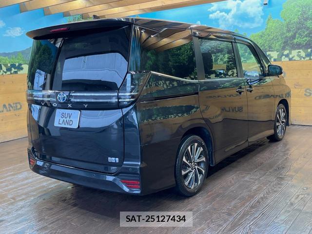 Toyota VOXY 2023-08 8546363-16