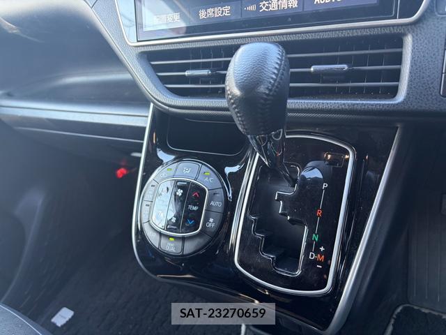 Toyota VOXY 2021-06 8546375-11