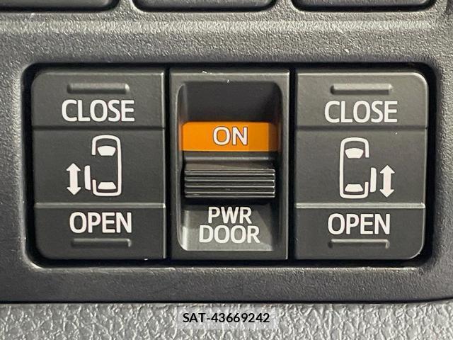 Toyota VOXY 2021-06 8546464-2