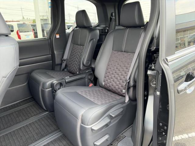 Toyota VOXY 2025-11 8546480-7