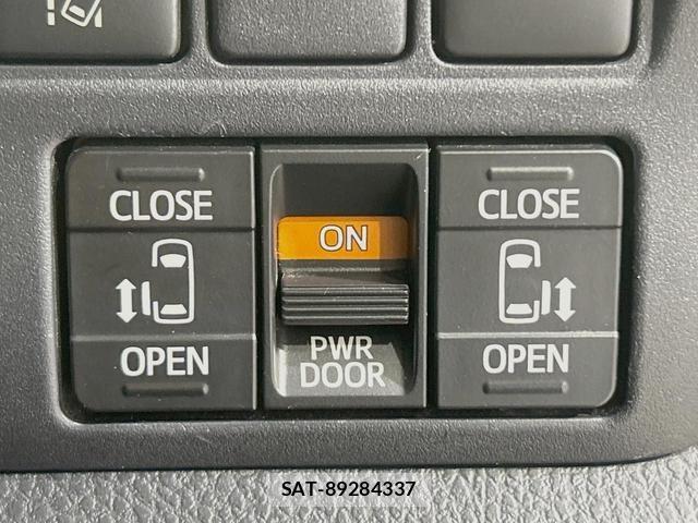 Toyota VOXY 2018-06 8546972-4