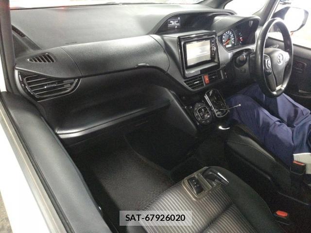 Toyota VOXY 2017-08 8548317-2