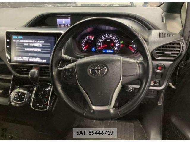 Toyota VOXY 2018-02 8548371-2