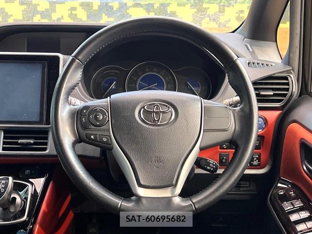 Toyota VOXY 2017-08 8548444-11