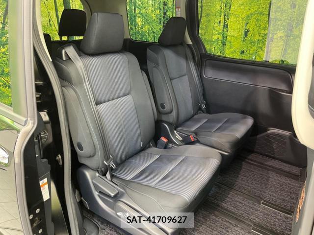 Toyota VOXY 2016-10 8549596-8