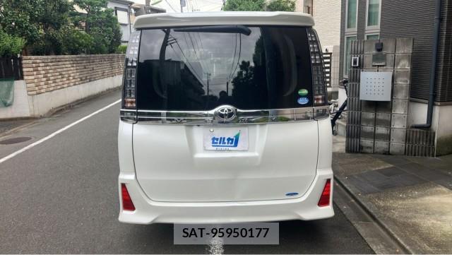 Toyota VOXY 2015-12 8550406-1