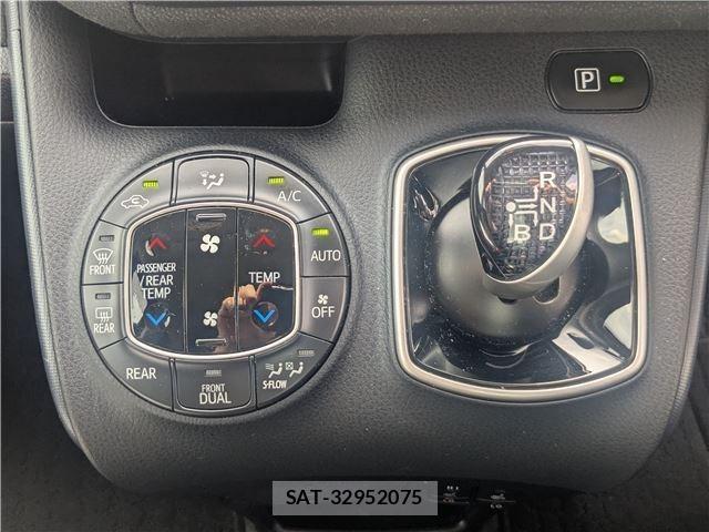 Toyota VOXY 2015-07 8550838-16