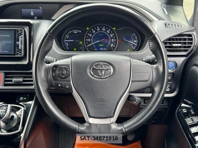 Toyota VOXY 2018-03 8551350-11