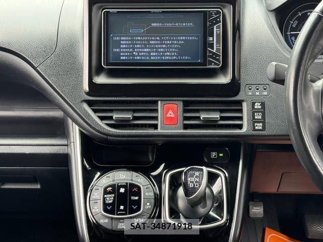 Toyota VOXY 2018-03 8551350-16