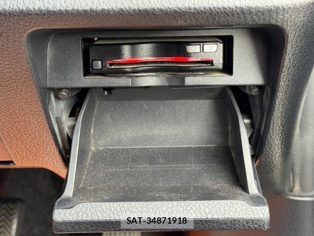 Toyota VOXY 2018-03 8551350-19