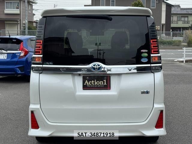 Toyota VOXY 2018-03 8551350-4