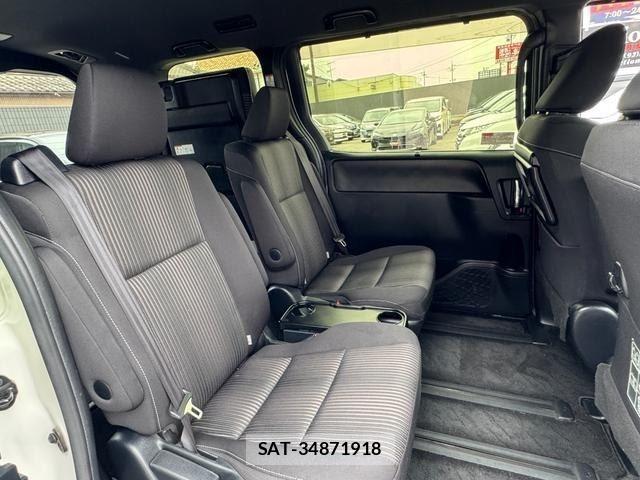 Toyota VOXY 2018-03 8551350-9