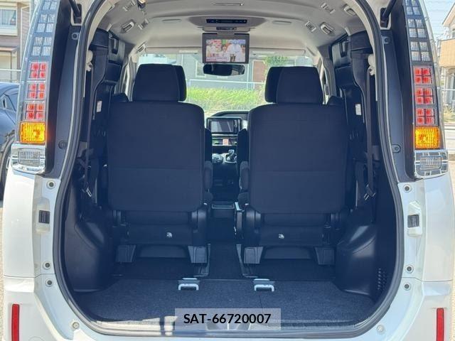 Toyota VOXY 2014-08 8551351-10
