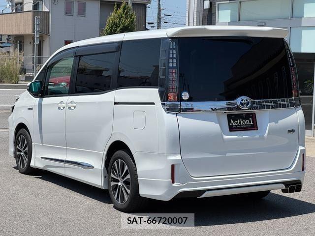 Toyota VOXY 2014-08 8551351-3
