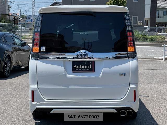 Toyota VOXY 2014-08 8551351-4