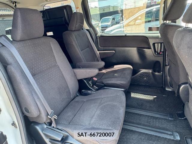Toyota VOXY 2014-08 8551351-9