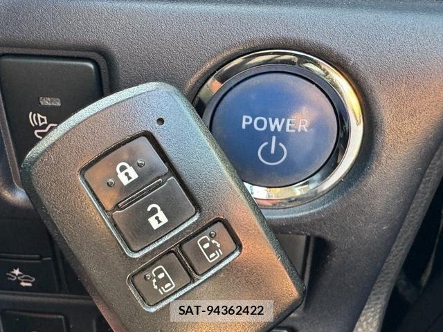 Toyota VOXY 2017-04 8551354-13