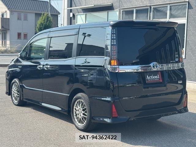 Toyota VOXY 2017-04 8551354-3