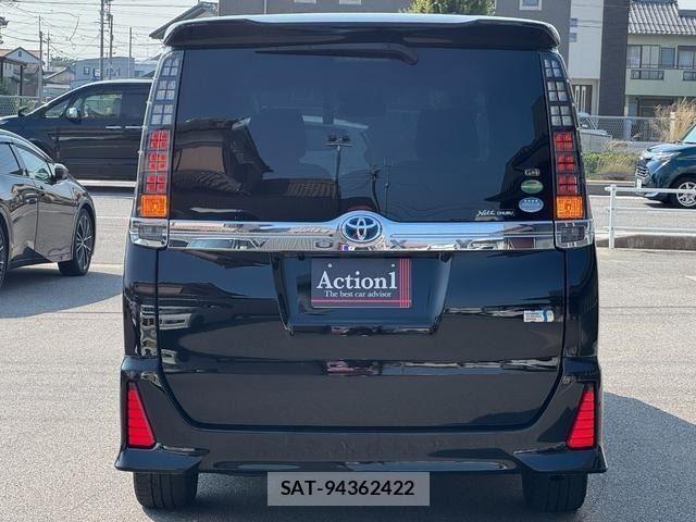 Toyota VOXY 2017-04 8551354-4
