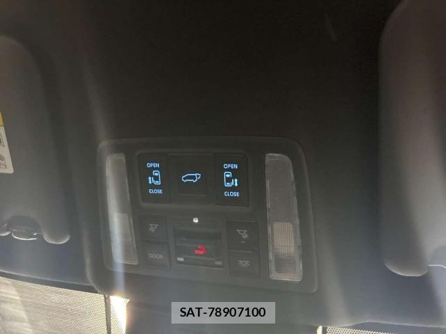 Toyota VOXY 2022-03 8551469-14