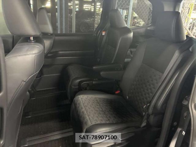 Toyota VOXY 2022-03 8551469-6