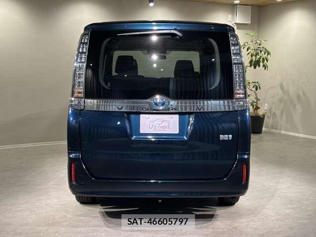 Toyota VOXY 2014-06 8551790-1