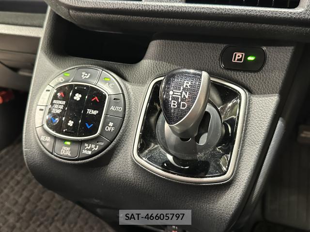 Toyota VOXY 2014-06 8551790-15