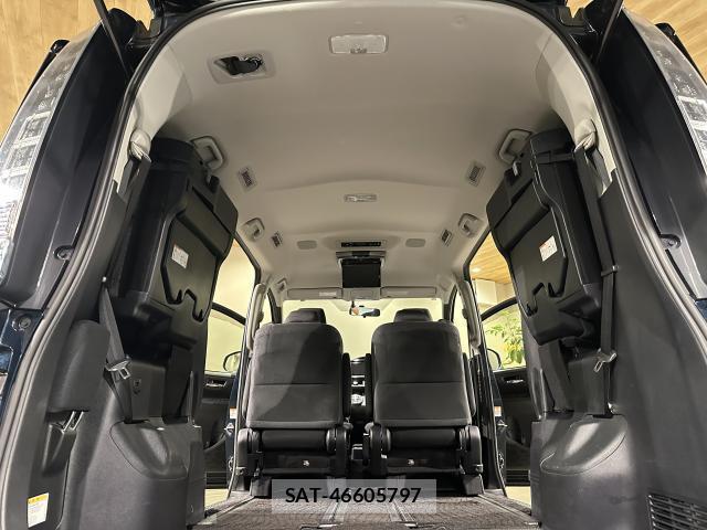 Toyota VOXY 2014-06 8551790-16