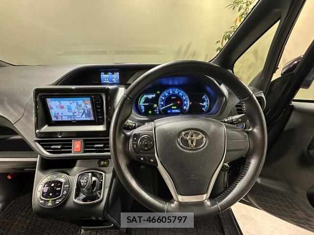 Toyota VOXY 2014-06 8551790-17