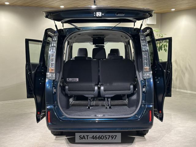 Toyota VOXY 2014-06 8551790-18