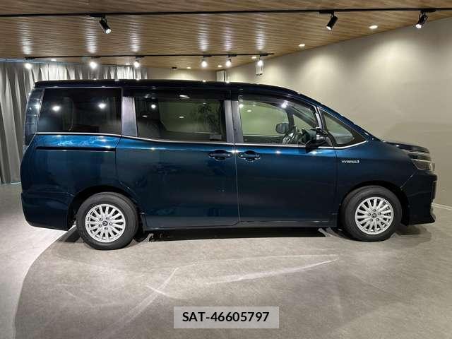 Toyota VOXY 2014-06 8551790-3