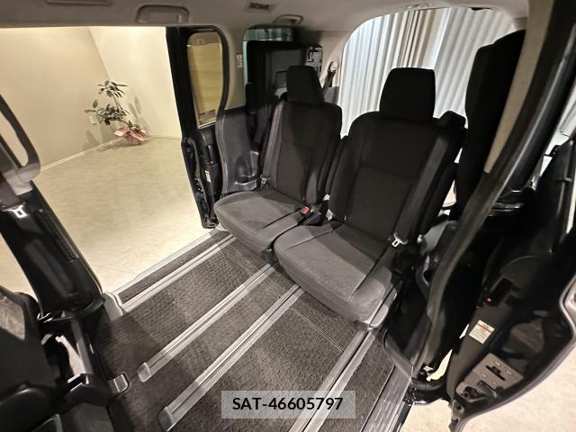 Toyota VOXY 2014-06 8551790-6