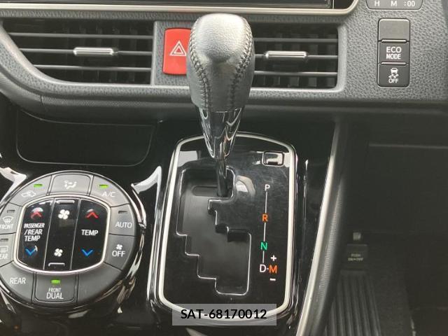 Toyota VOXY 2018-08 8551830-17