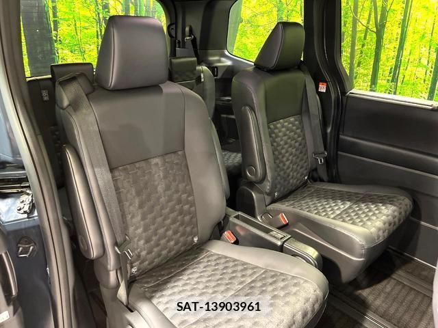 Toyota VOXY 2022-12 8551901-9