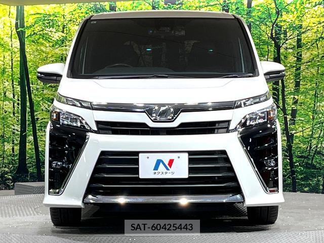 Toyota VOXY 2017-07 8551907-13