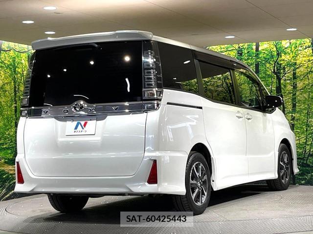 Toyota VOXY 2017-07 8551907-16