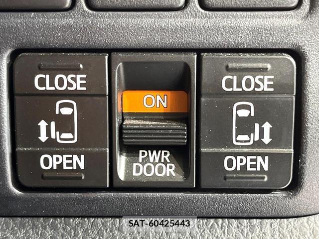 Toyota VOXY 2017-07 8551907-2