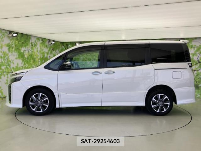 Toyota VOXY 2018-02 8552343-1