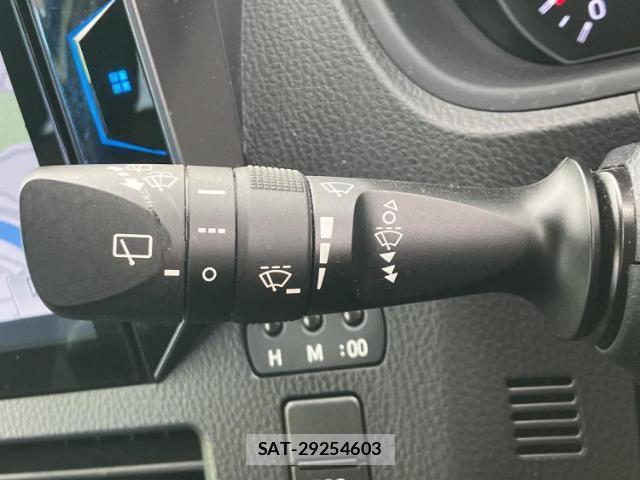 Toyota VOXY 2018-02 8552343-17