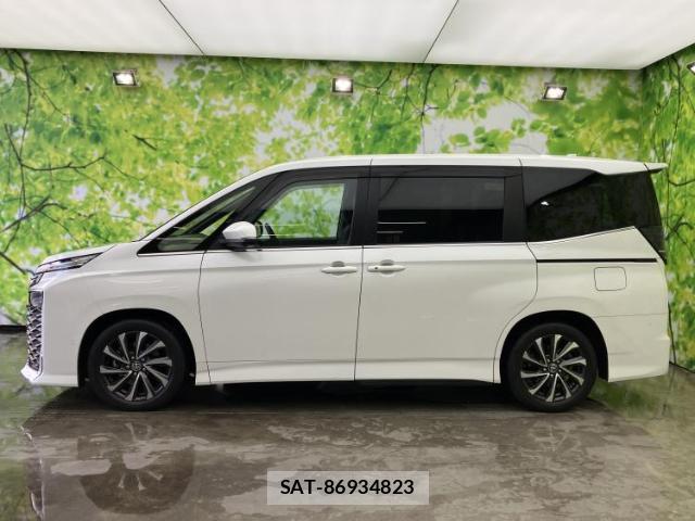 Toyota VOXY 2022-08 8552398-1