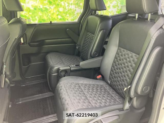 Toyota VOXY 2023-04 8552541-7