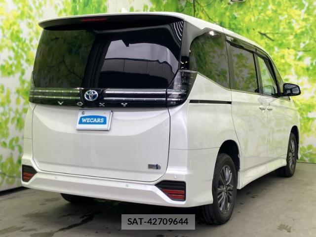 Toyota VOXY 2023-11 8552630-2
