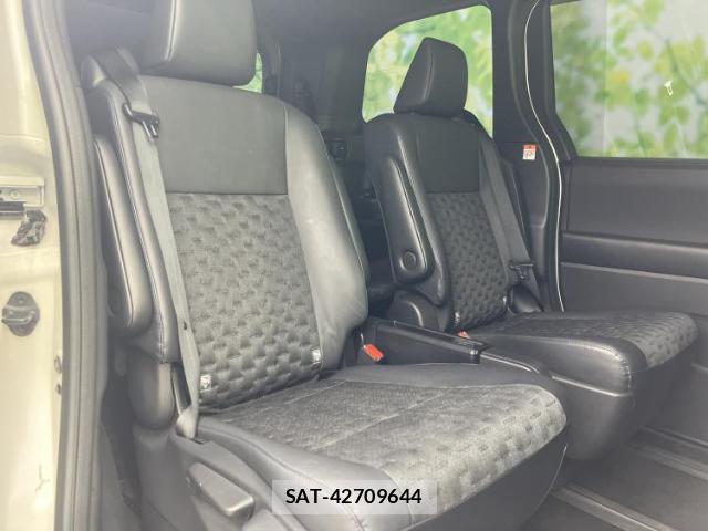 Toyota VOXY 2023-11 8552630-4