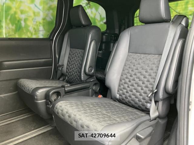 Toyota VOXY 2023-11 8552630-7