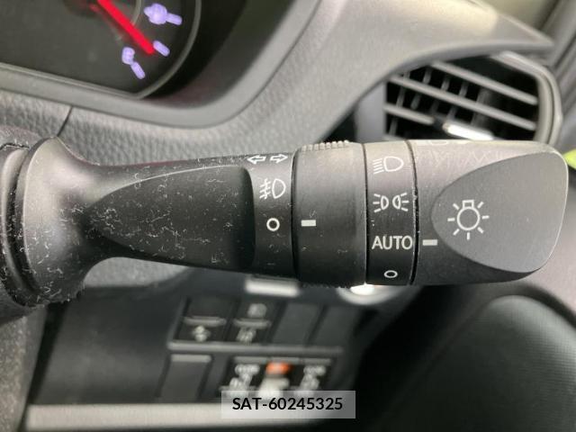Toyota VOXY 2018-11 8552638-14
