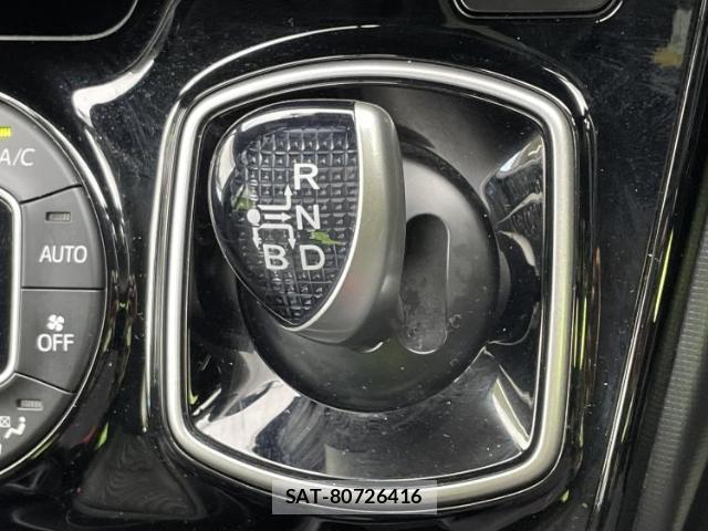 Toyota VOXY 2017-07 8552649-16